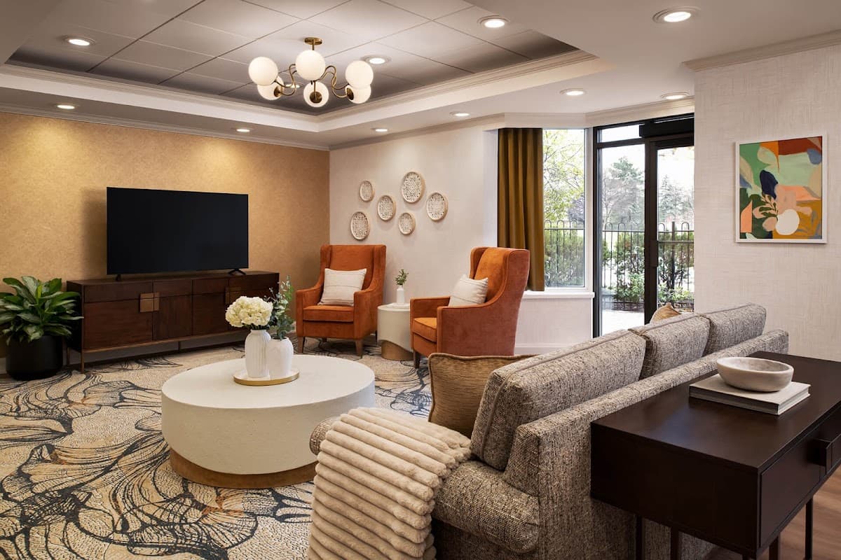 The Briton House - Photo 2