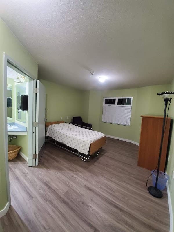 Clover Heights Retirement Home - Photo 2