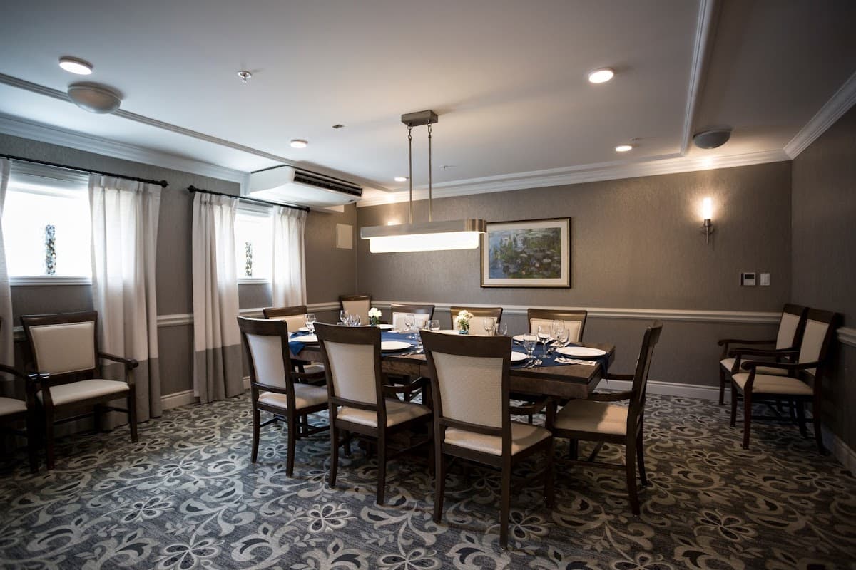 Kingsway Place Retirement Residence - Photo 3