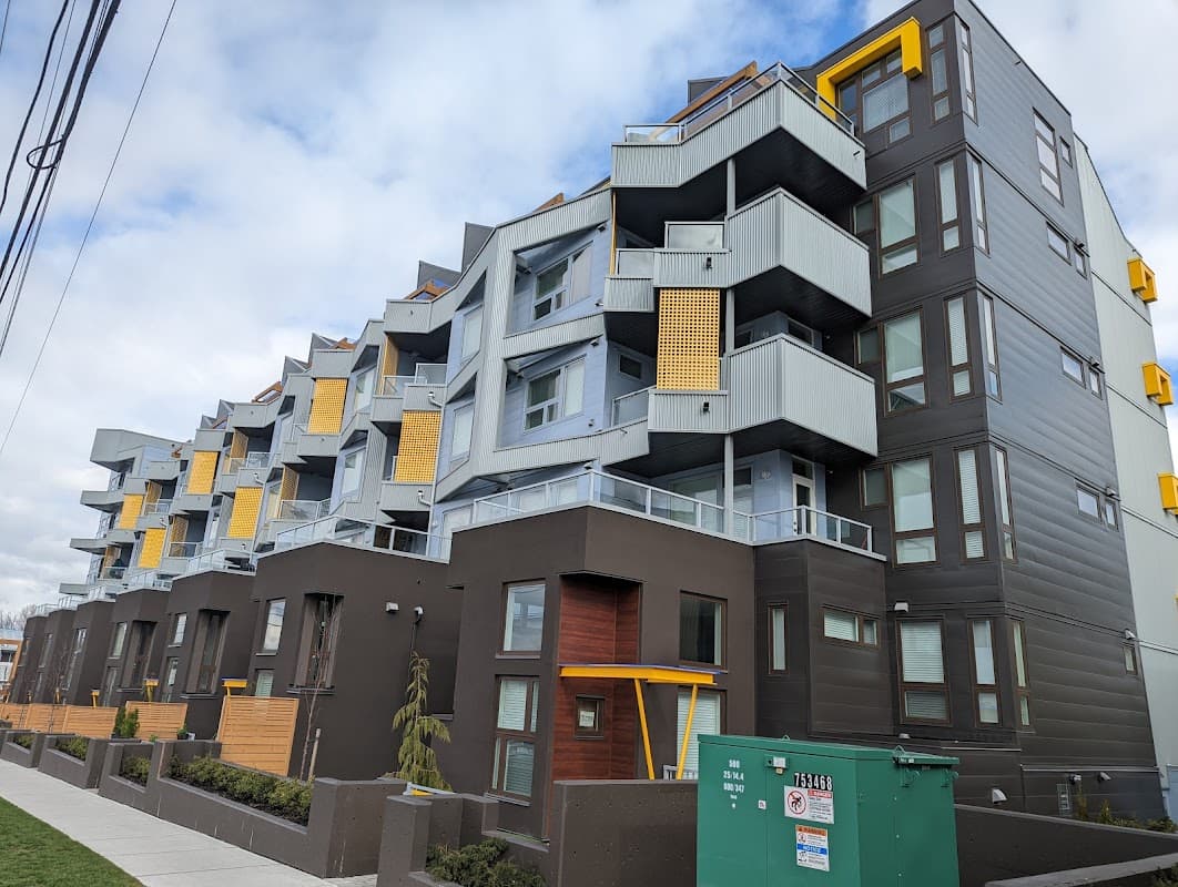 Court Living - Photo 2