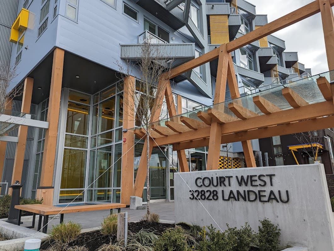 Court Living - Photo 3