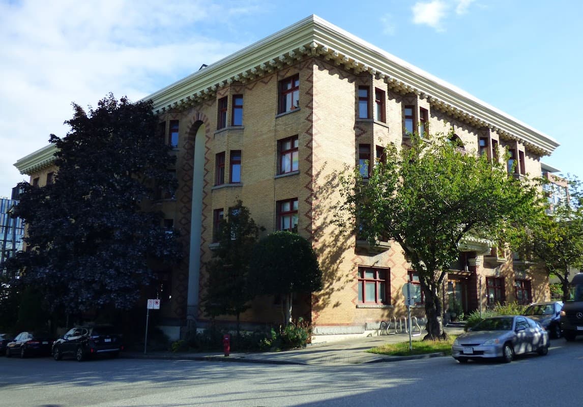 Quebec Manor - Photo 1