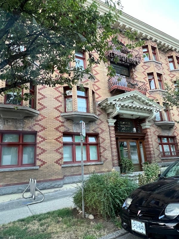 Quebec Manor - Photo 2