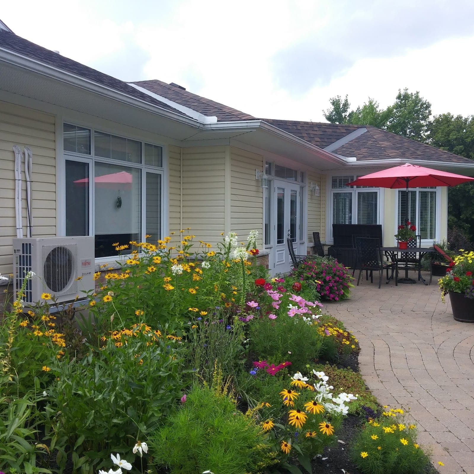 Hospice Renfrew (photo: Richard Lavoy, via Google)