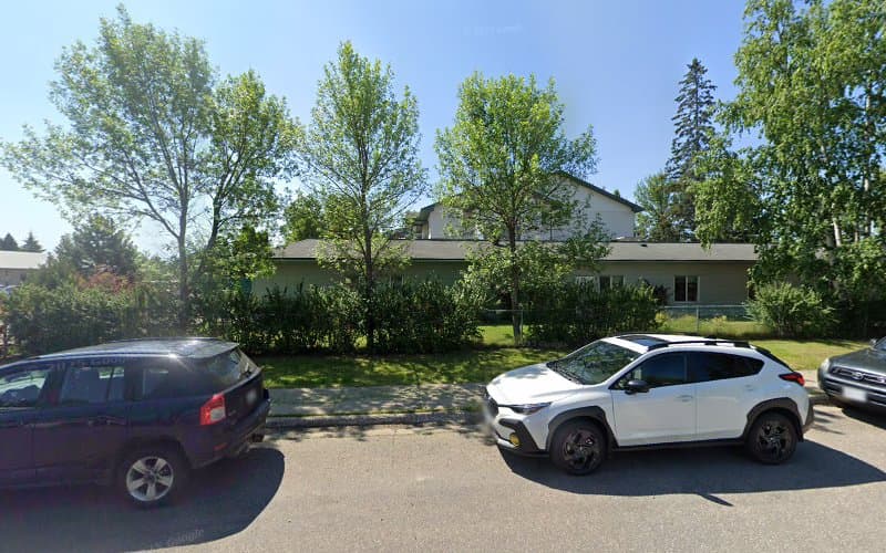 Laurier Manor - Photo 1