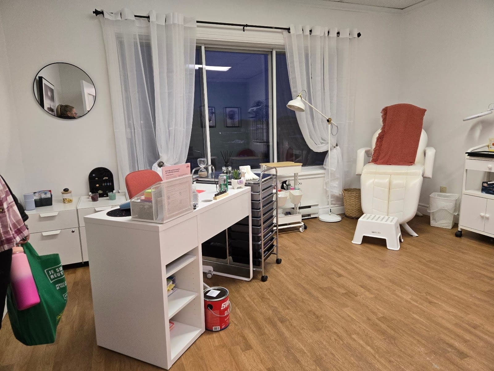 Véronique Brouillard infirmière auxiliaire en soins podologiques (photo: Véronique Brouillard infirmière auxiliaire en soins podologiques, via Google)