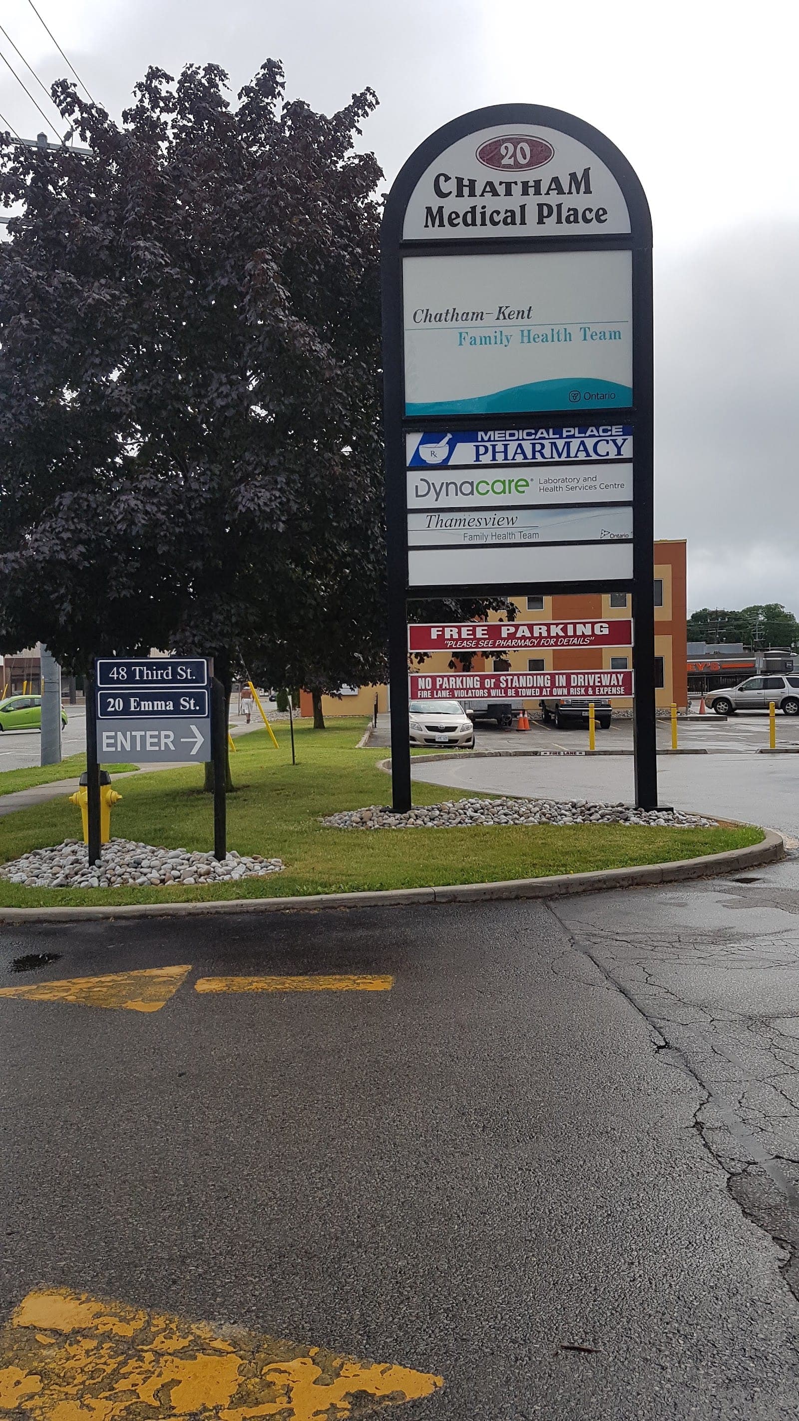 Medical Place Pharmacy (photo: Andrew Tompsett, via Google)
