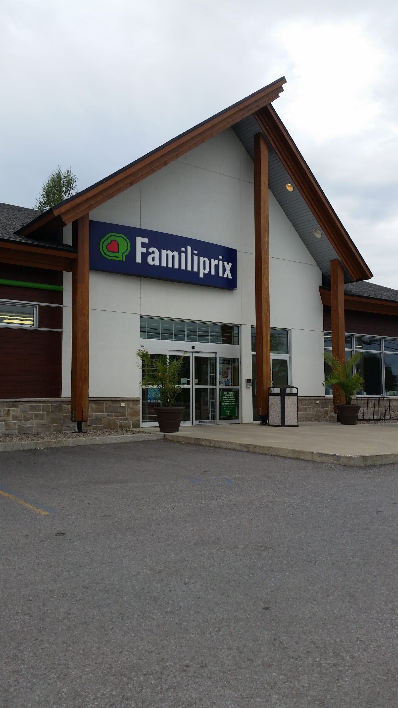 Familiprix Extra (photo: Geoffroy Hubert, via Google)
