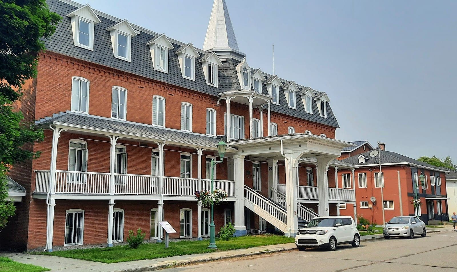 Apartments Le Manoir (photo: Igor Pivovar, via Google)
