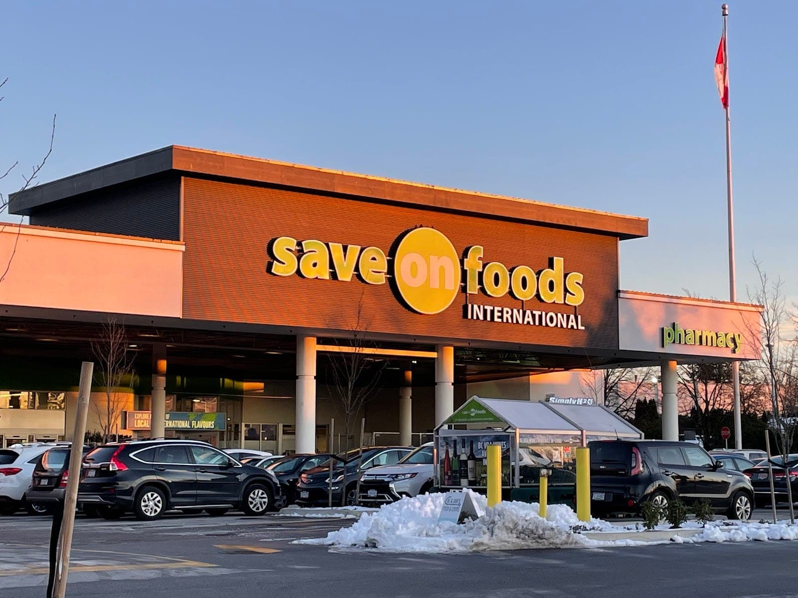 Save-On-Foods (photo: Yvonne Yang, via Google)