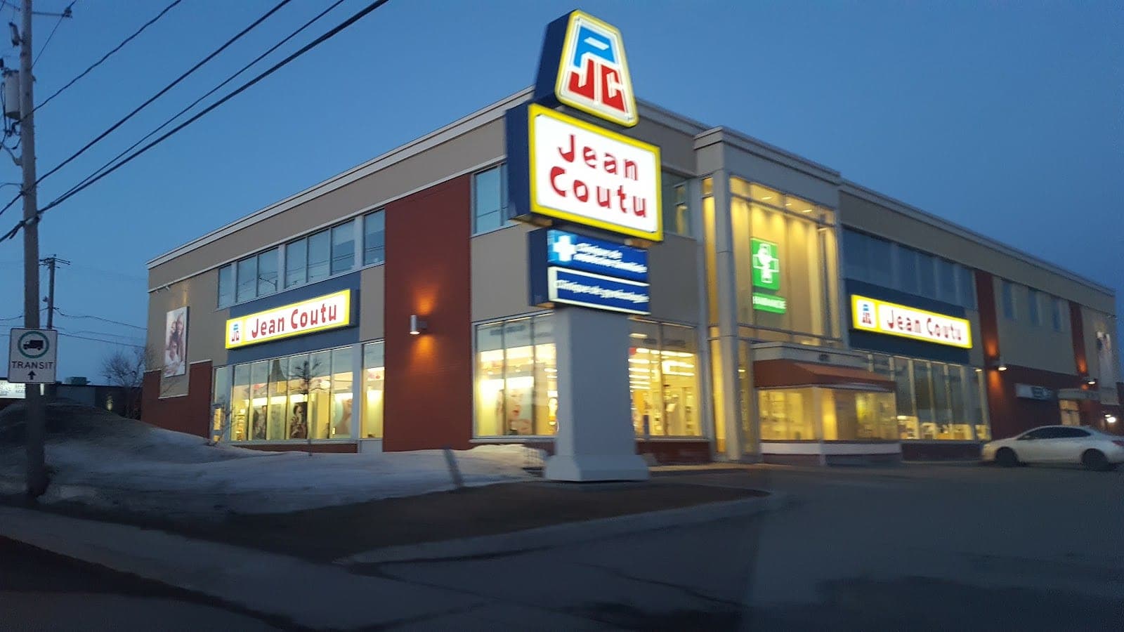 Pharmacie Jean Coutu Alma (photo: Jonathan Fortin, via Google)