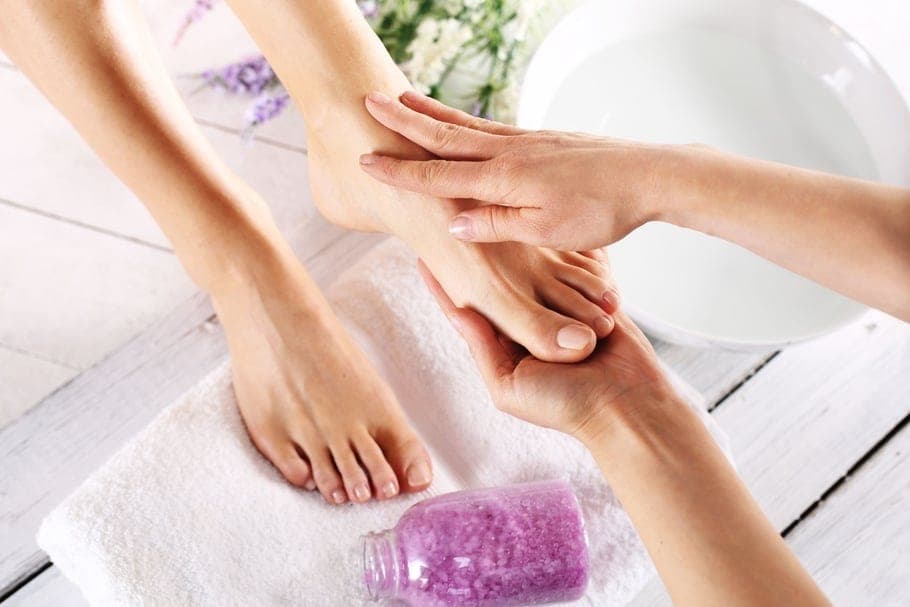 Hygiène et soins des pieds, Martine Aubert (photo: Hygiène et soins des pieds, Martine Aubert, via Google)
