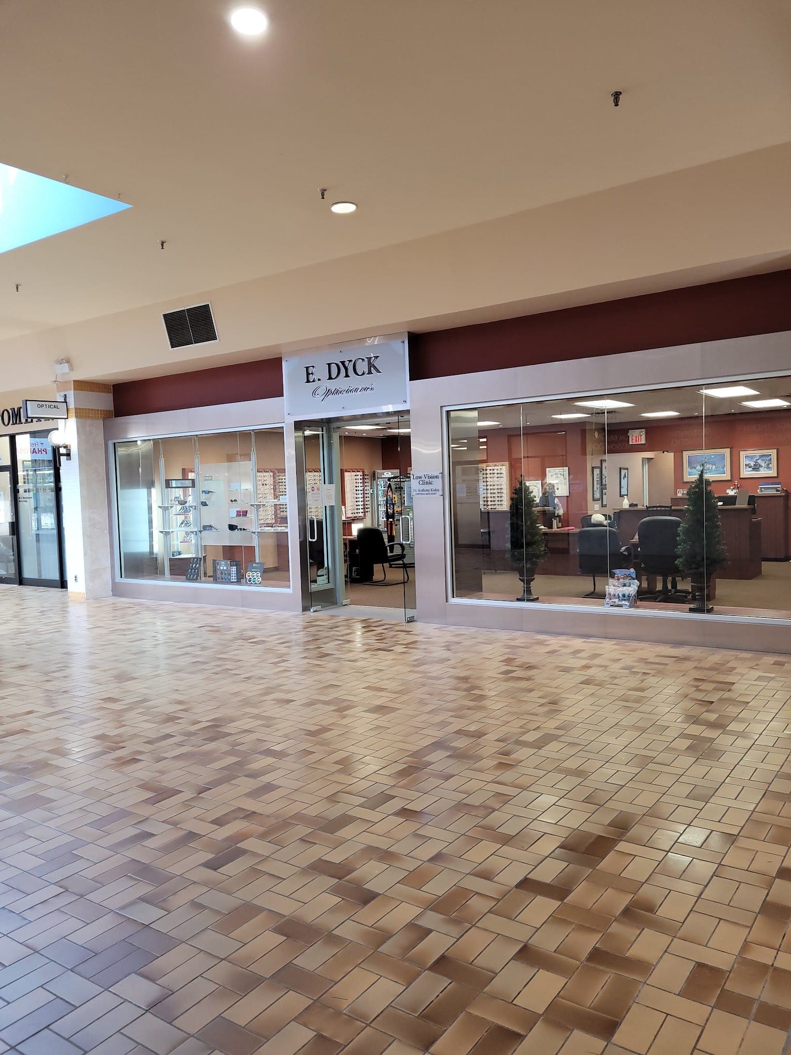 E. Dyck Opticians (photo: Gordon Caswell, via Google)