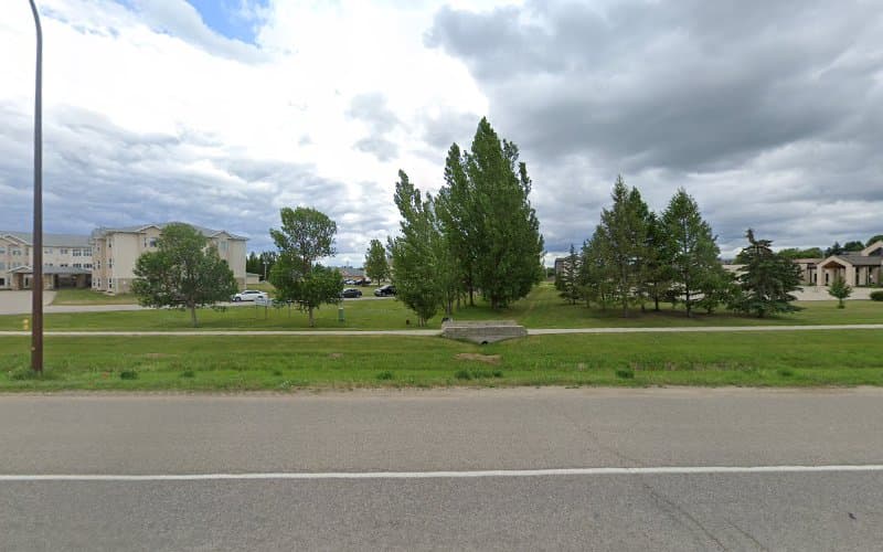 Queens Court Apartments - Photo 1