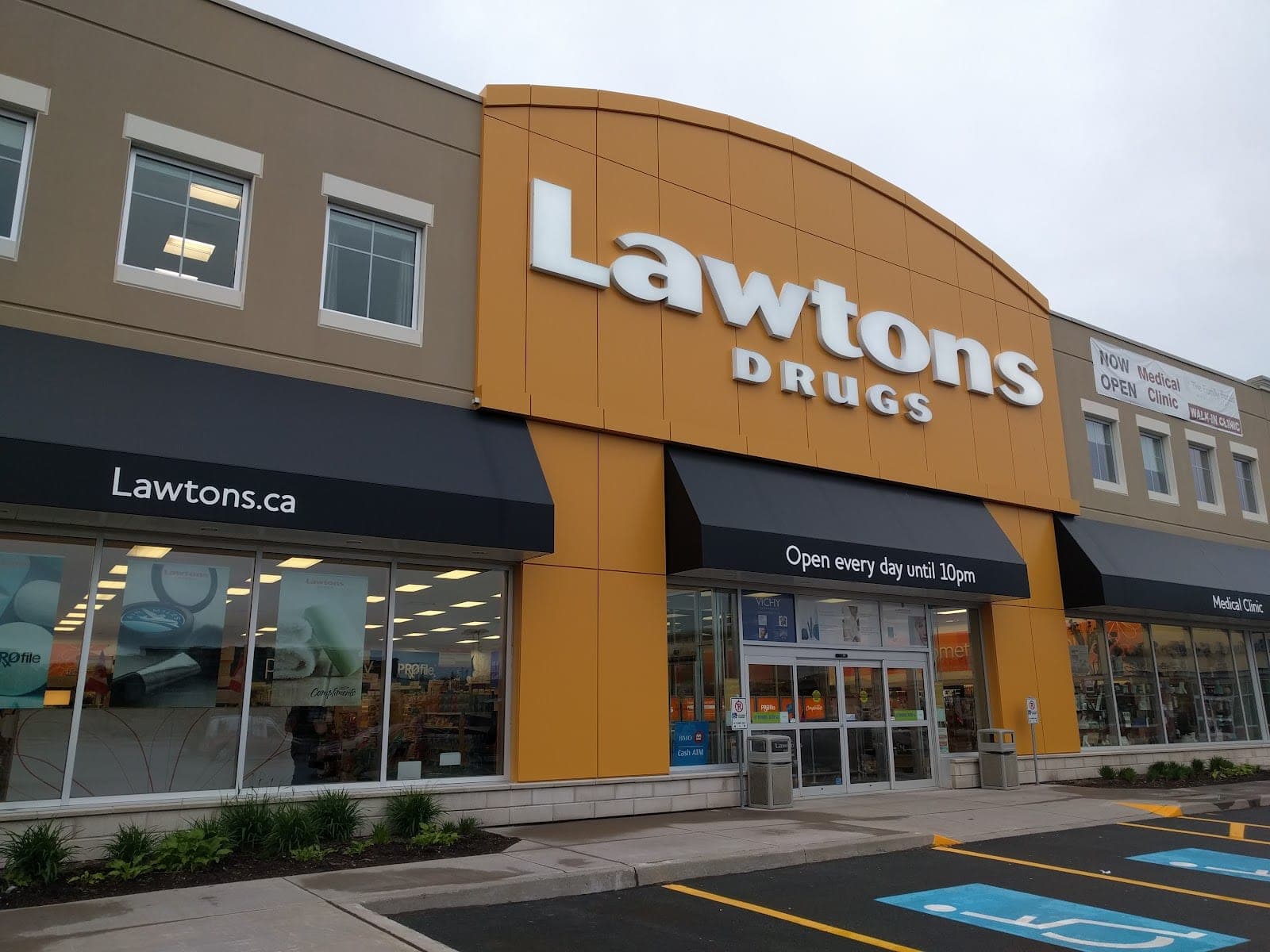 Lawtons Drugs Bedford South (photo: DP Steyn, via Google)
