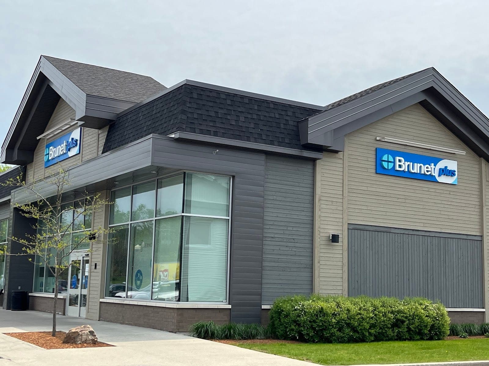 Pharmacie Brunet Plus (photo: Jonathan Daudelin, via Google)