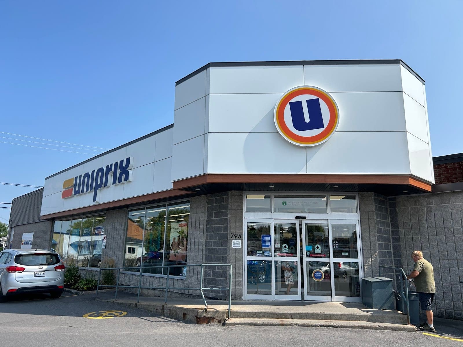 Uniprix A Sabatier, A Perazzelli, G Latulippe et J-S Blais (photo: Jonathan Daudelin, via Google)