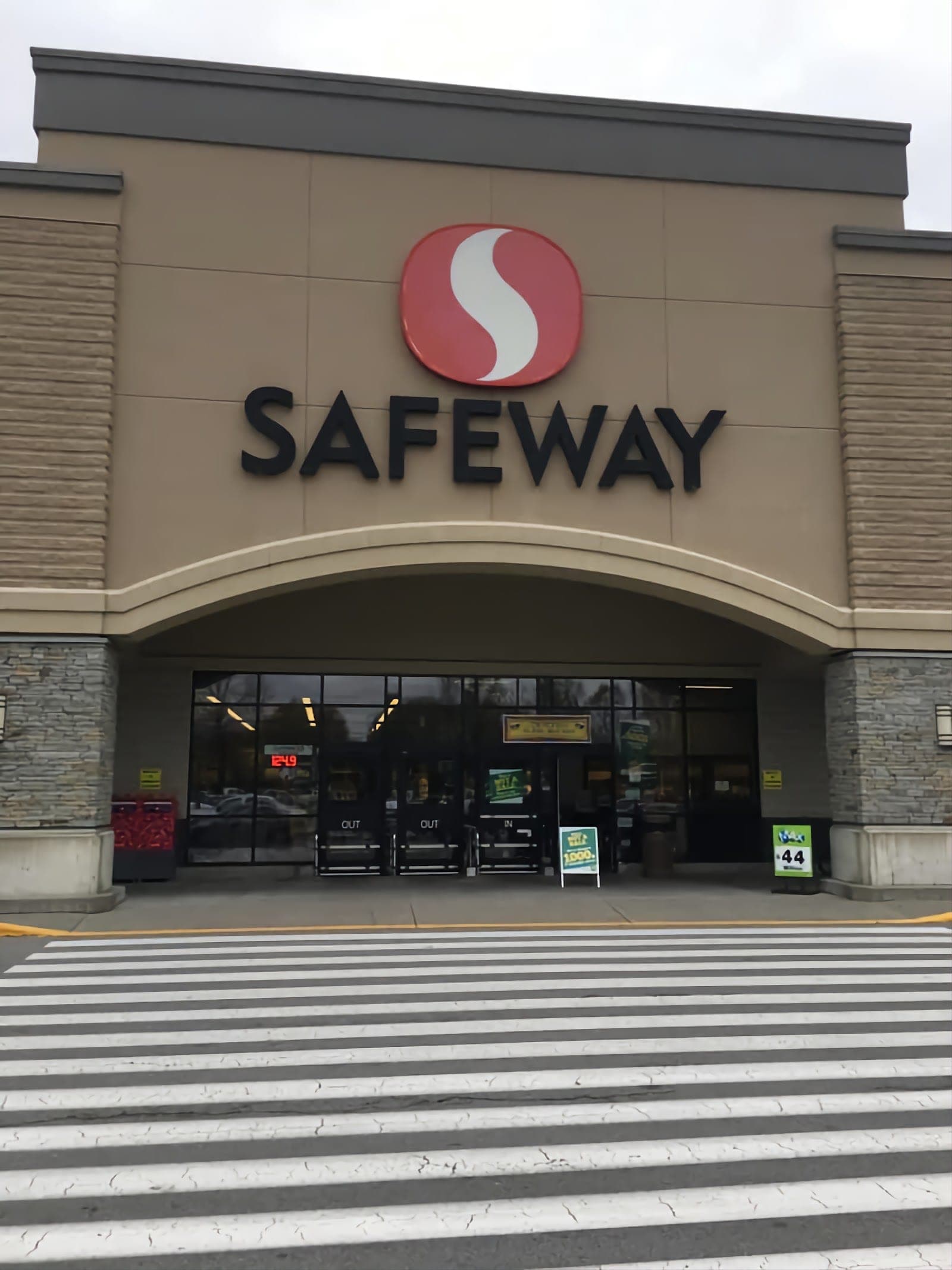 Safeway Pharmacy Fraser Cross. (photo: Lazarus, via Google)
