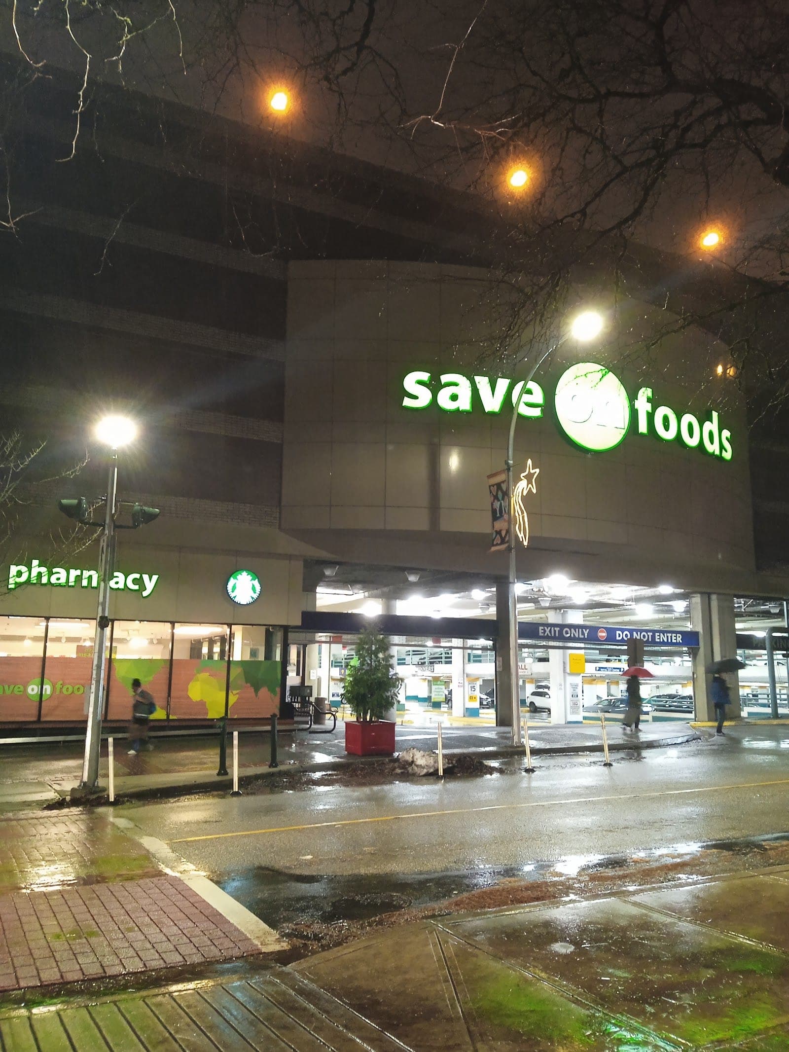 Save-On-Foods Pharmacy (photo: Sofia Ramírez, via Google)