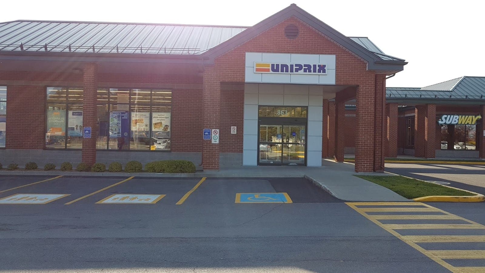 Uniprix P.L. Boivin, A. Hébert-Bernier et E. Lucier, pharmaciens (photo: Geoffroy Hubert, via Google)