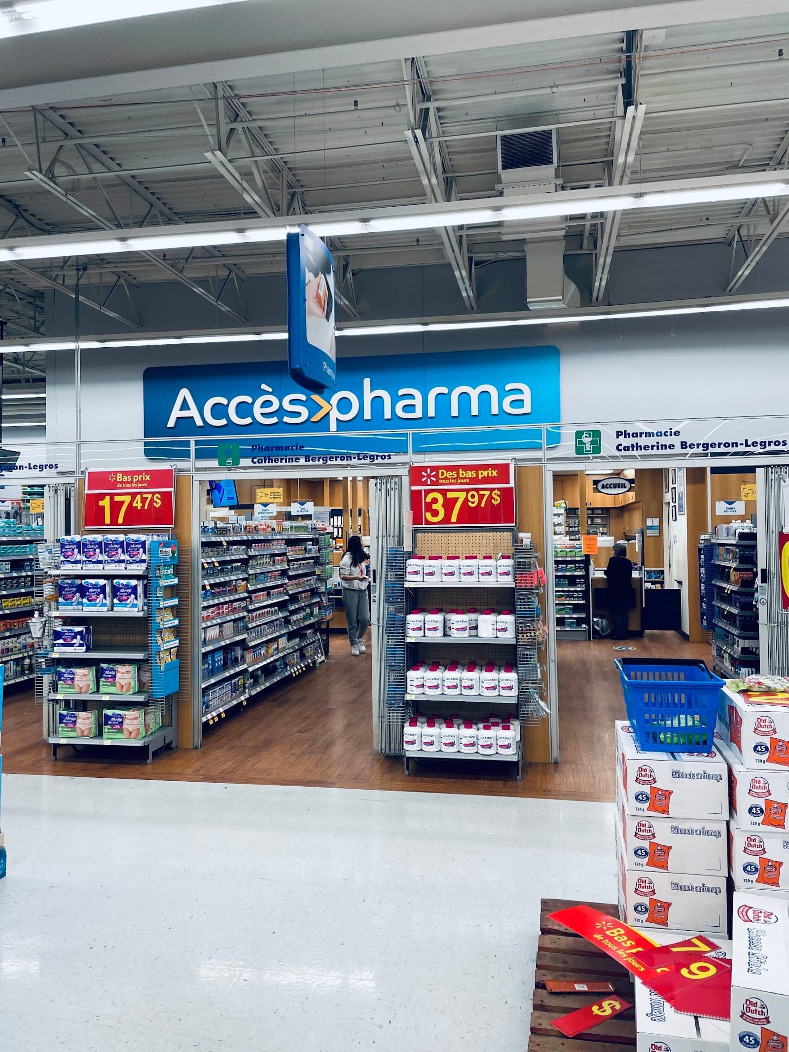 Walmart Pharmacy (photo: Simon Robert, via Google)