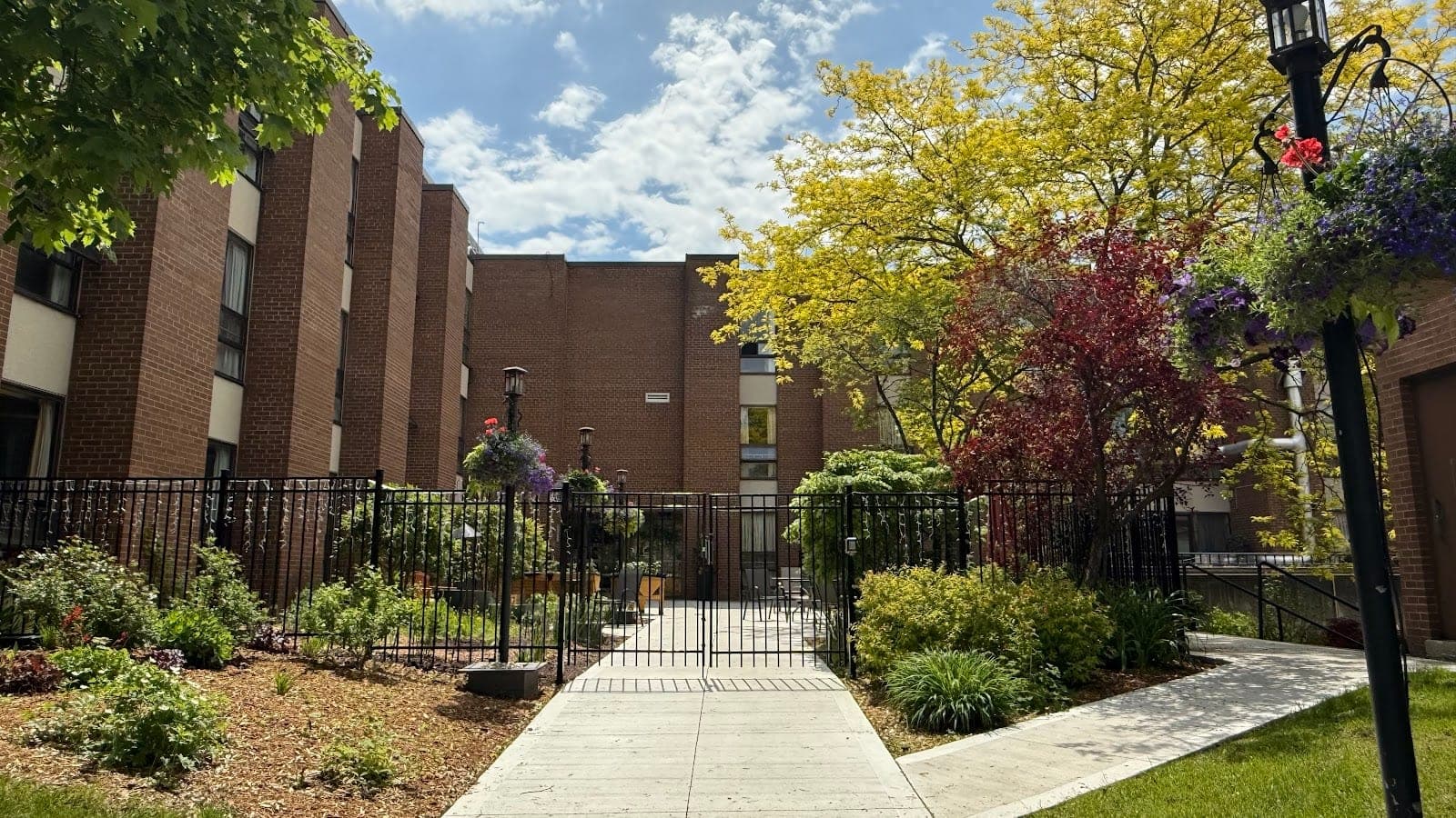 Better Living at Thompson House (photo: Sehxrdar, via Google)