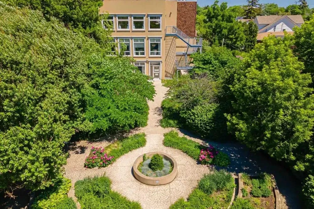 SeniorHome.ca - Abington Court