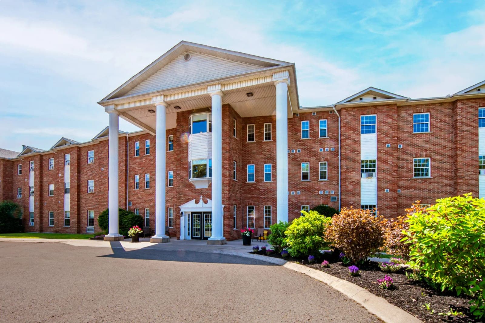 SeniorHome.ca - Chartwell Colonial Retirement Residence