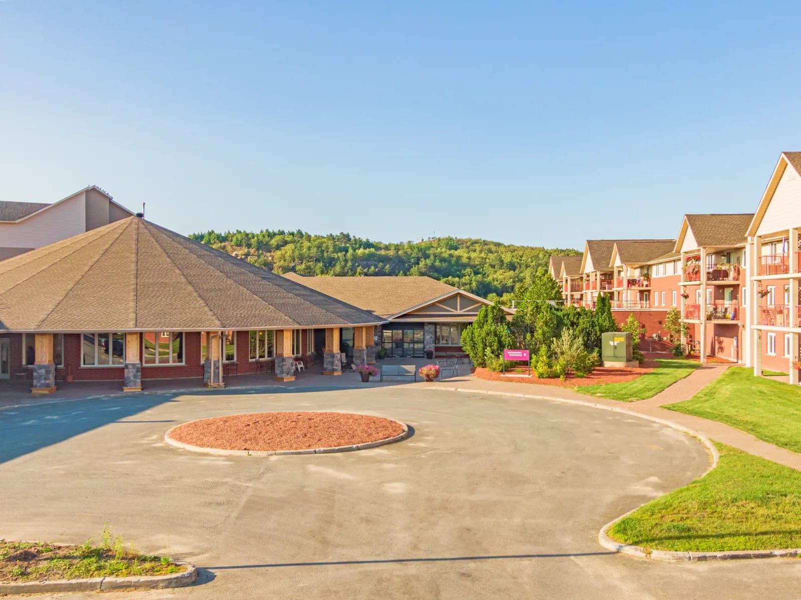 SeniorHome.ca - Chartwell Meadowbrook Retirement Community
