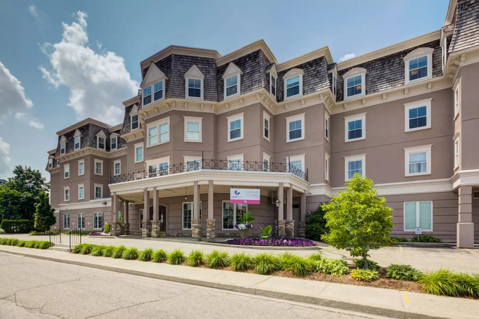 SeniorHome.ca - Chartwell Queen's Square Retirement Residence