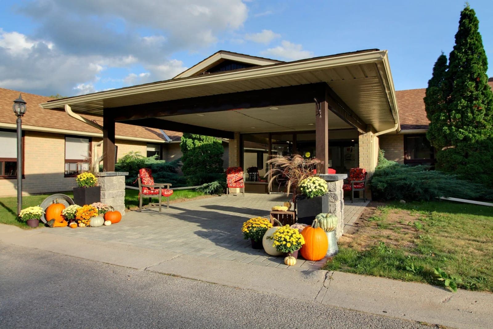 SeniorHome.ca - Chartwell Rosedale Retirement Residence