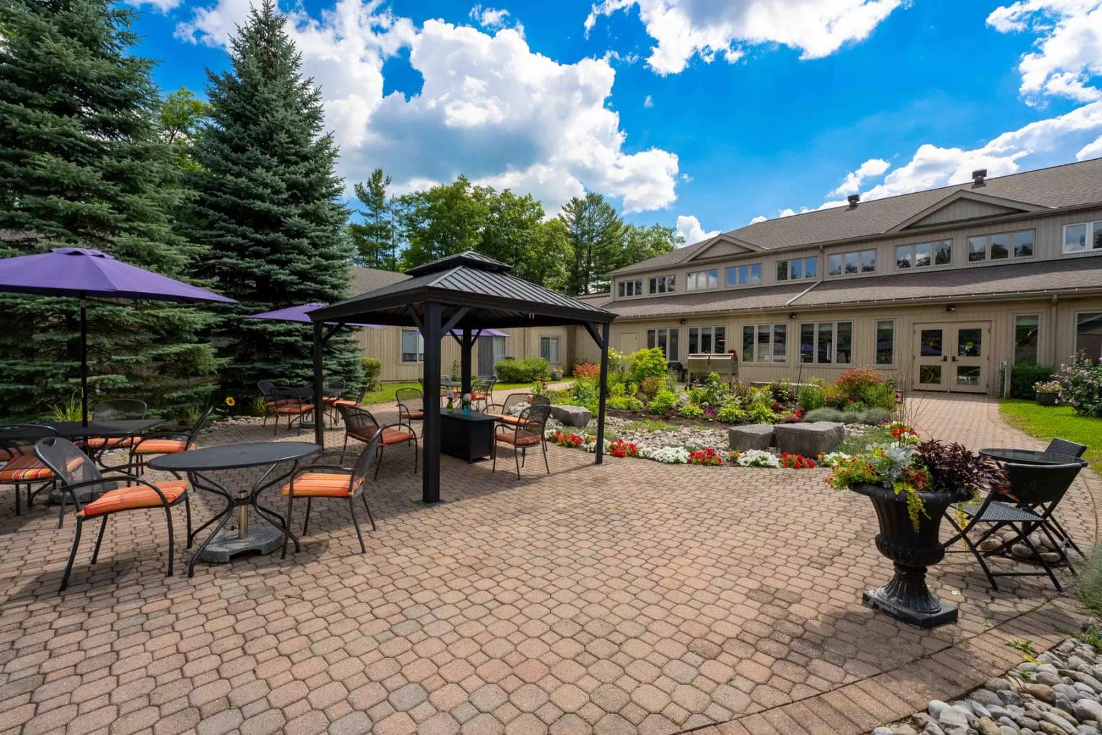SeniorHome.ca - Chartwell Whispering Pines Retirement Residence