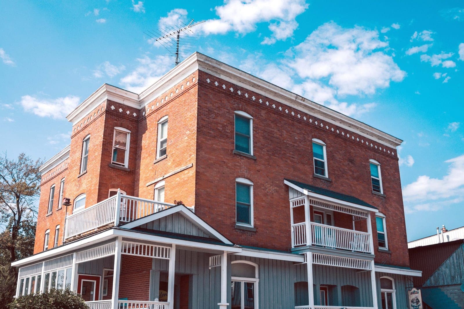 SeniorHome.ca - Golden Pond Retirement Lodge