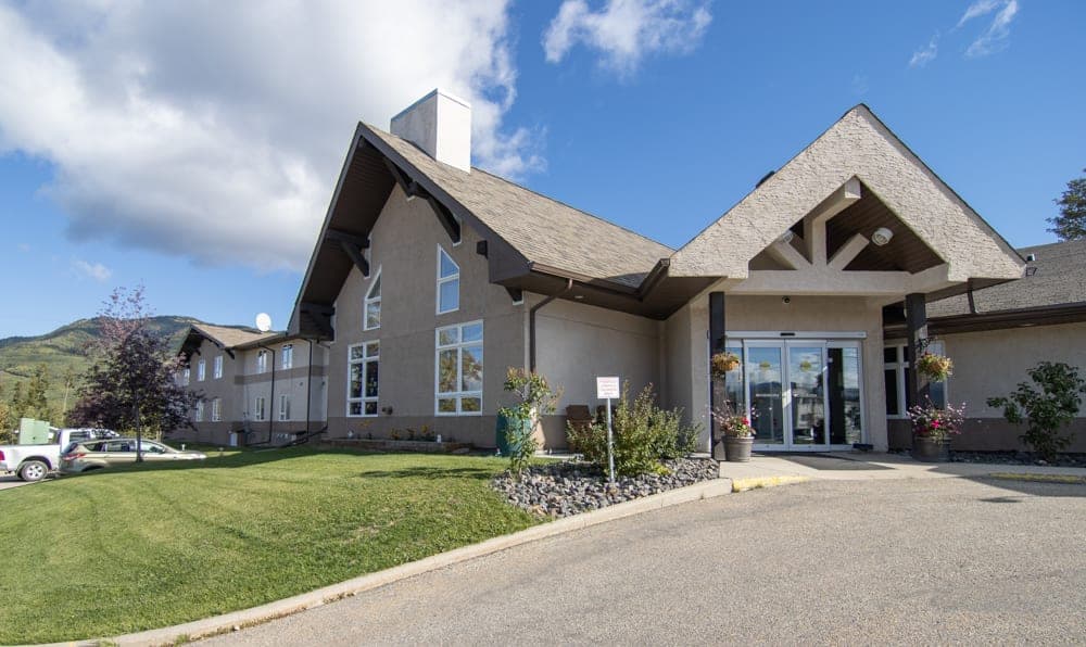 SeniorHome.ca - Whispering Pines Lodge
