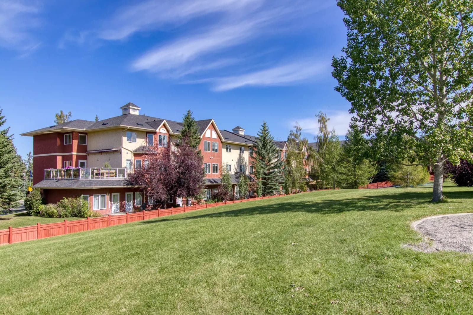 SeniorHome.ca - Royal Park Retirement Residence