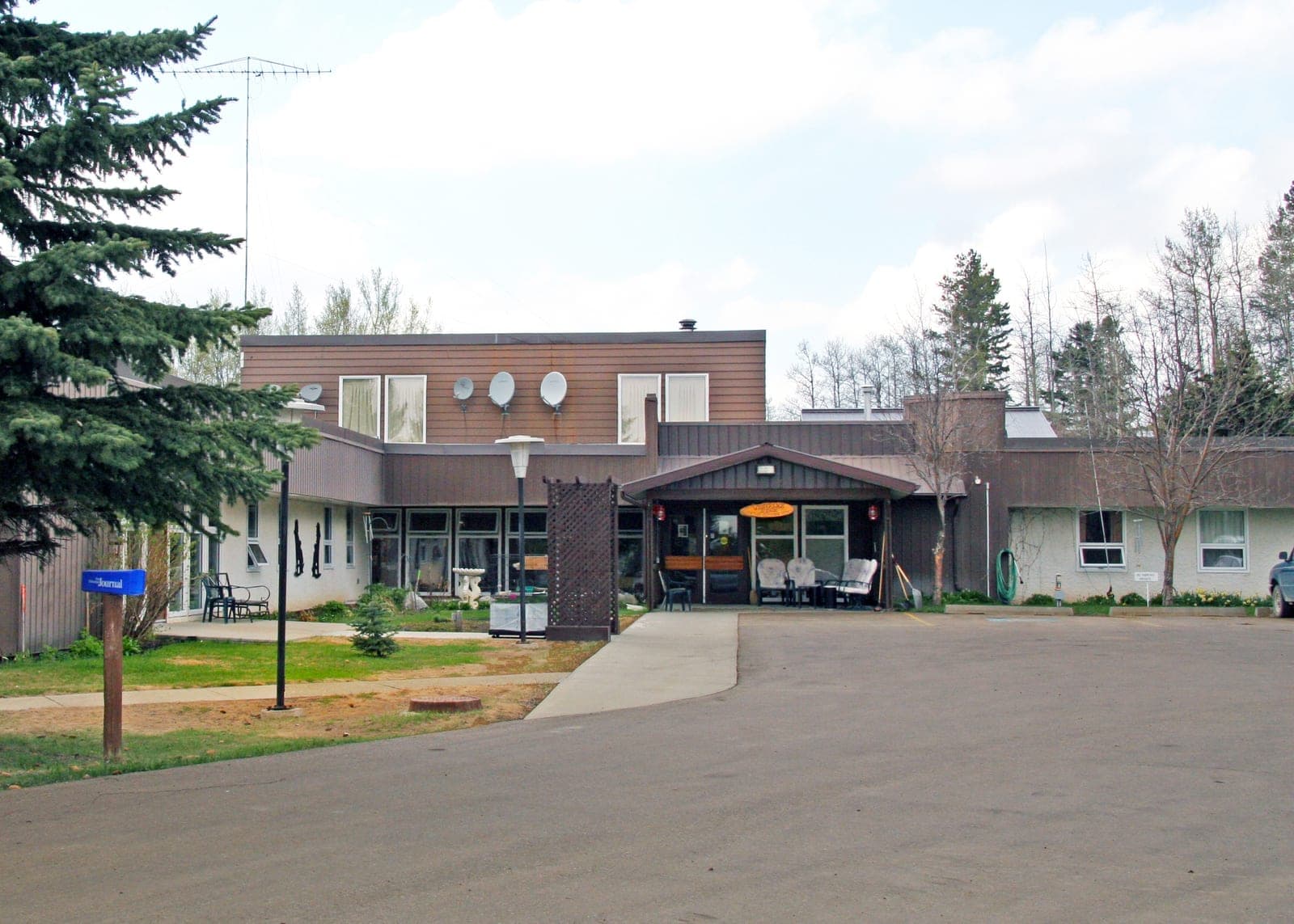 SeniorHome.ca - West Pine Lodge
